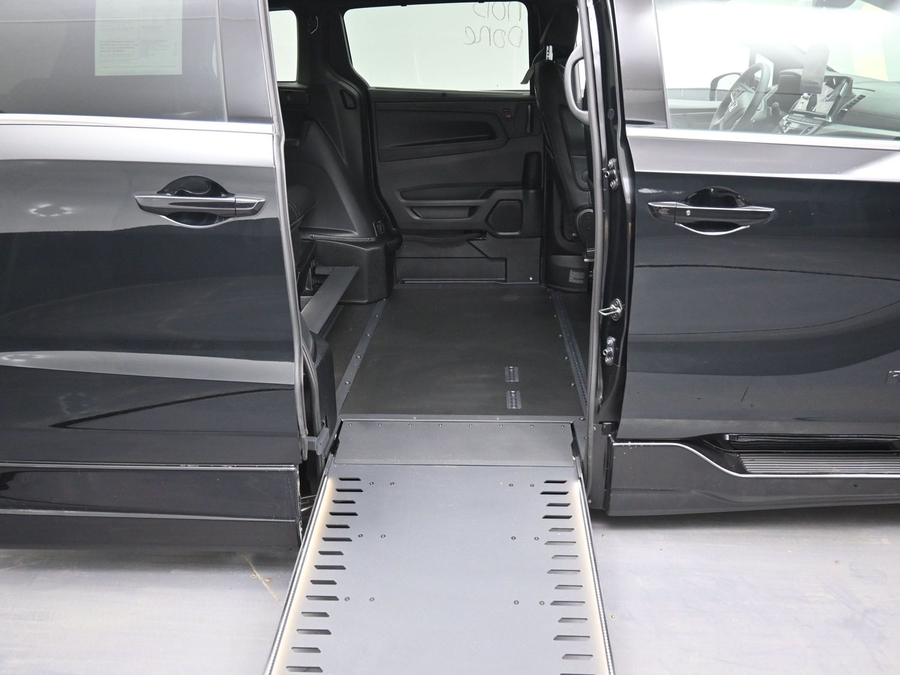 Black Honda Odyssey image number 16