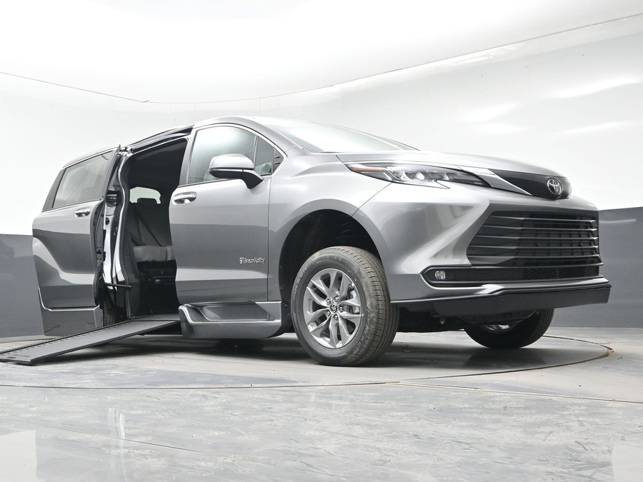 Grey Toyota Sienna image number 15