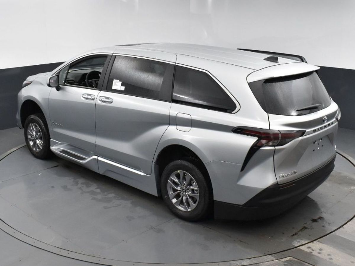 Silver Toyota Sienna image number 21