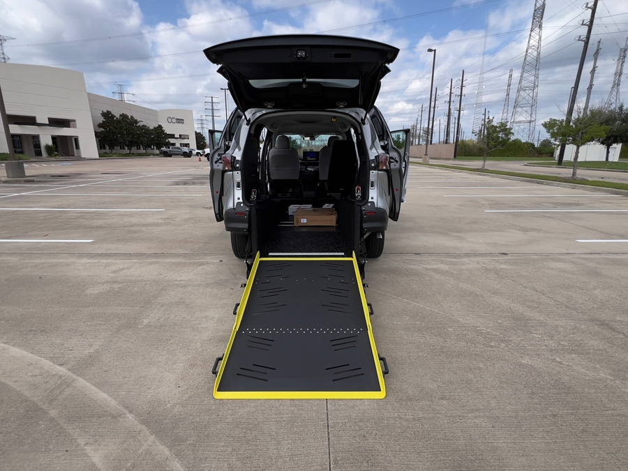 New 2025 Toyota Sienna Hybrid LE - Vantage Mobility Commercial Rear Entry Entry Fold Out Manual Ramp
