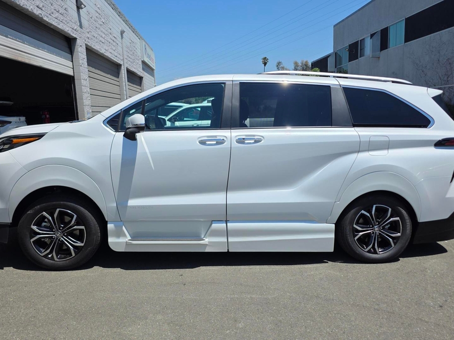 New 2026 Toyota Sienna Hybrid Platinum - VMI Side Entry Entry In Floor Automatic Ramp