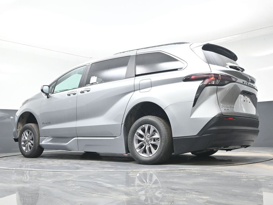 New 2025 Toyota Sienna Hybrid XLE Plus - BraunAbility Side Entry Entry Fold Out Automatic Ramp