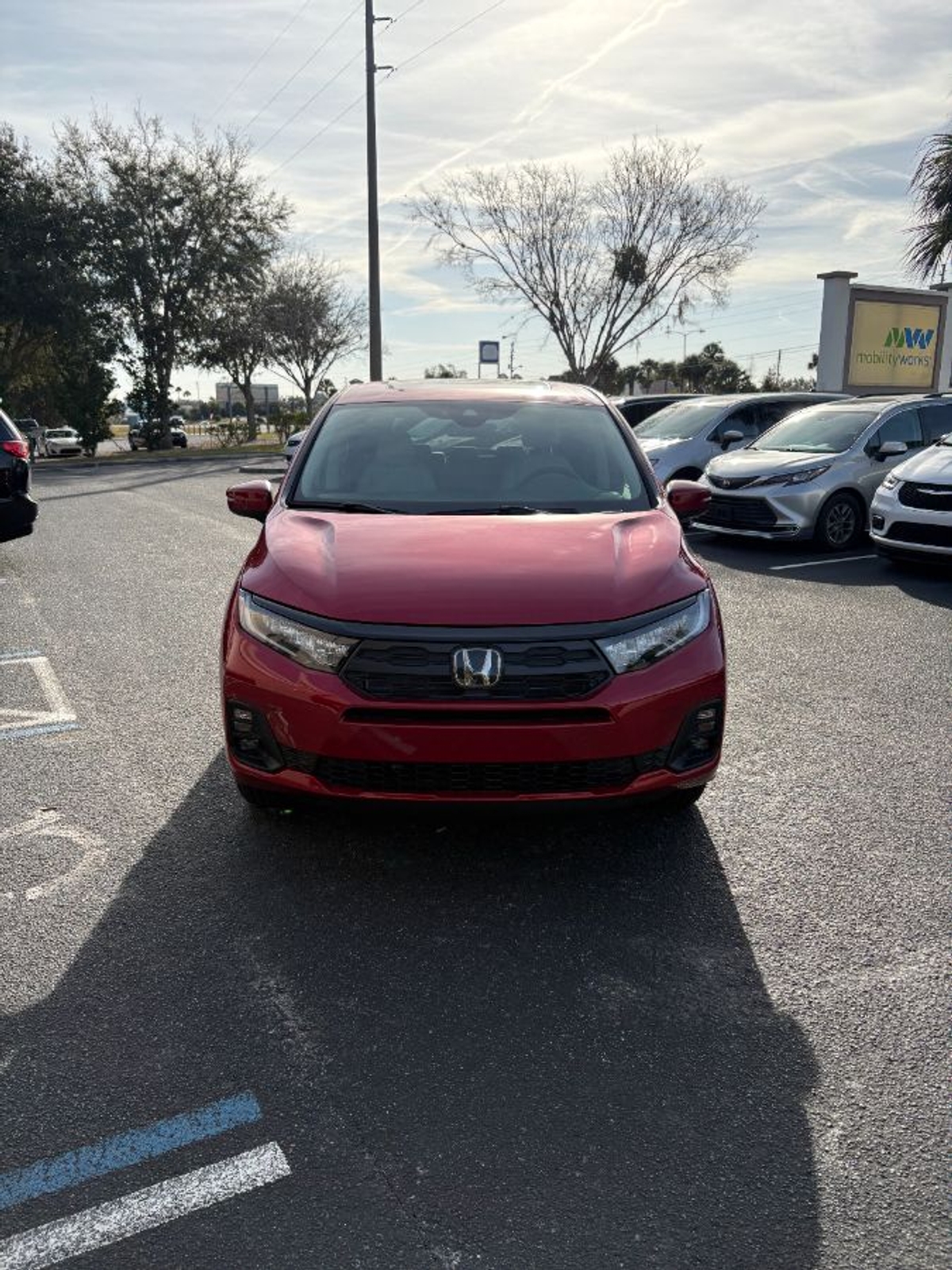 Red Honda Odyssey image number 2