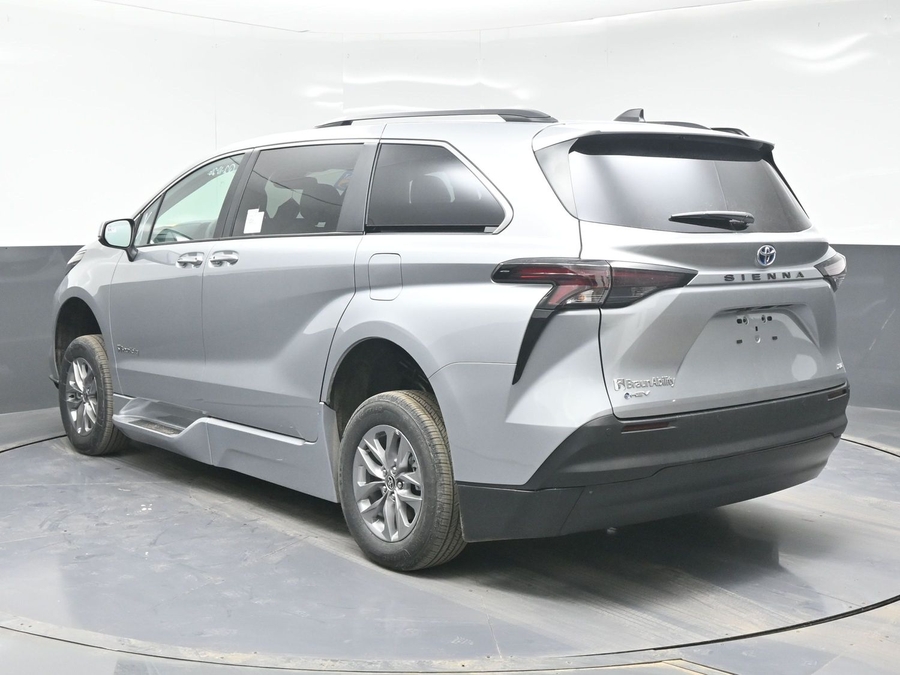 Silver Toyota Sienna image number 4