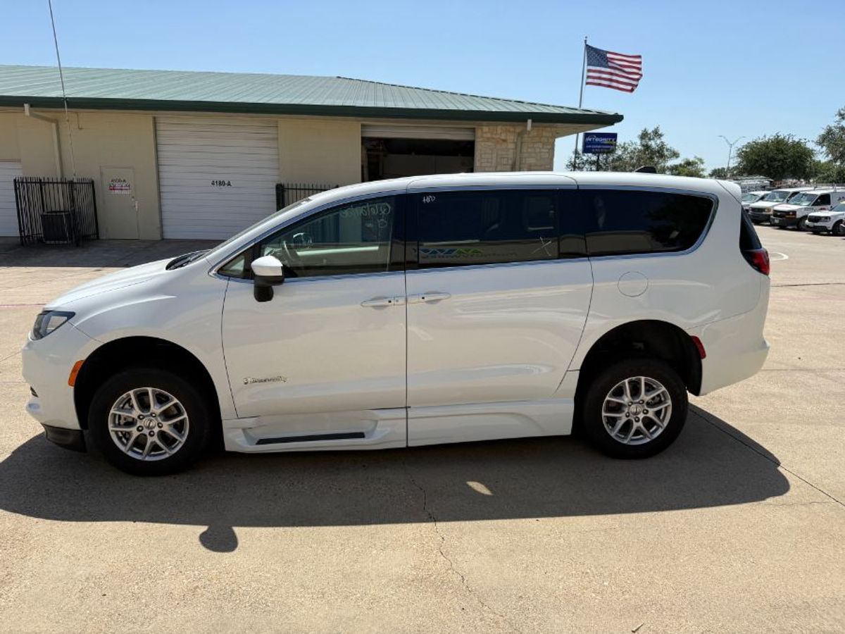 White Chrysler Voyager image number 3