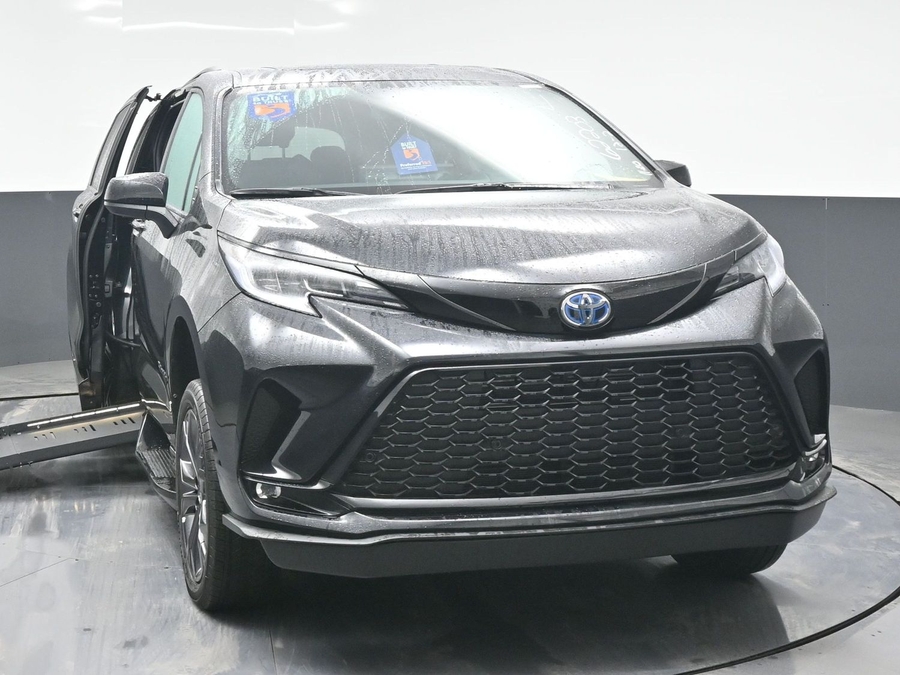New 2025 Toyota Sienna Hybrid XSE Sport - BraunAbility Side Entry Entry Fold Out Automatic Ramp
