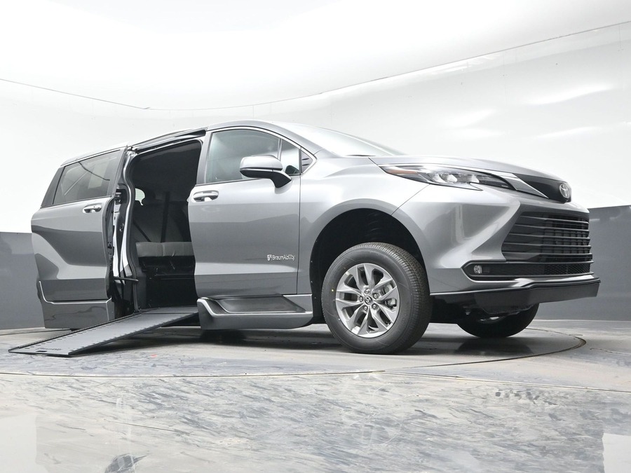 Grey Toyota Sienna image number 19