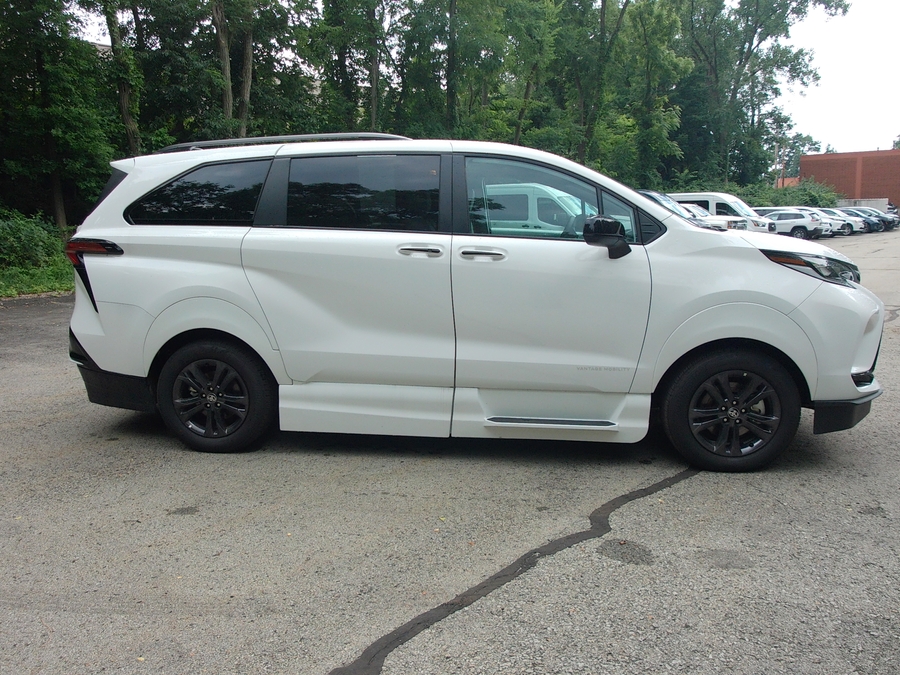 White Toyota Sienna image number 3