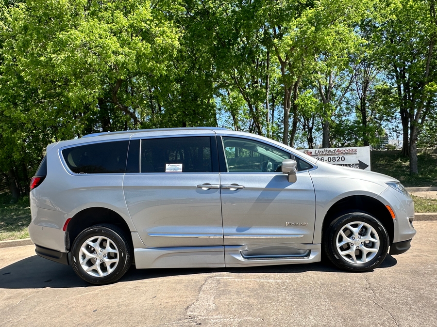 Used 2020 Chrysler Pacifica Touring L Plus - BraunAbility Side Entry Entry In Floor Automatic Ramp