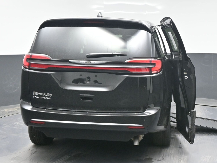 Black Chrysler Pacifica image number 3