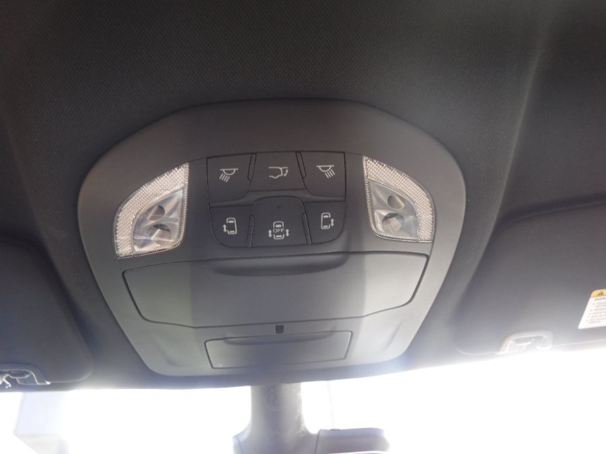 Blue Chrysler Pacifica image number 13