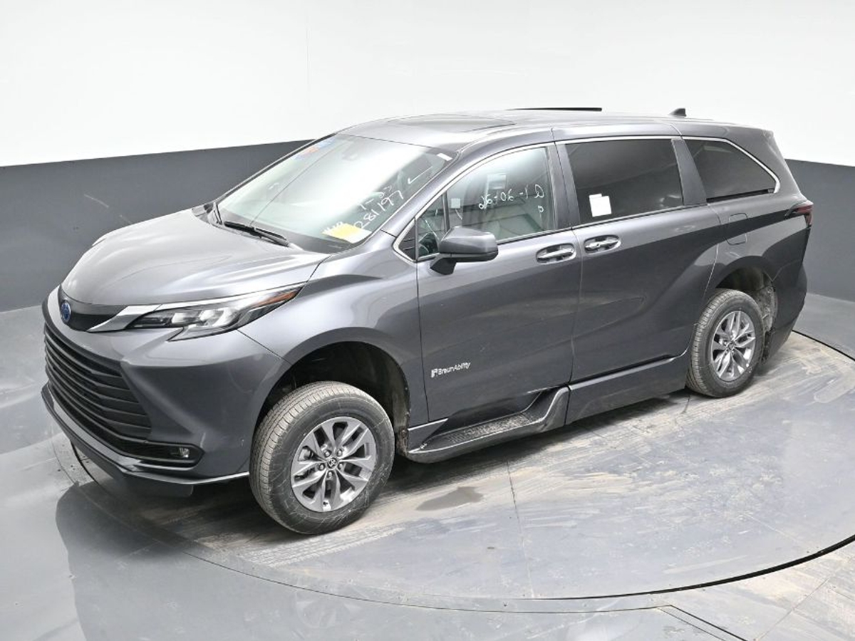 Grey Toyota Sienna image number 23