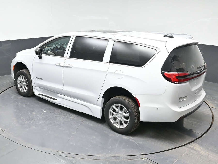 White Chrysler Pacifica image number 24