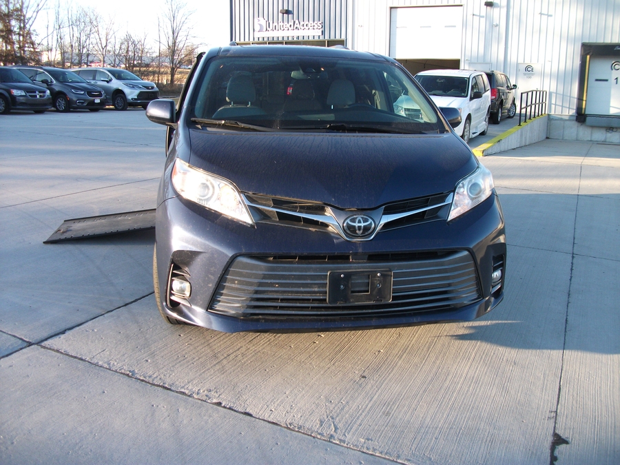 Used 2018 Toyota Sienna XLE Base - BraunAbility Side Entry Entry In Floor Automatic Ramp
