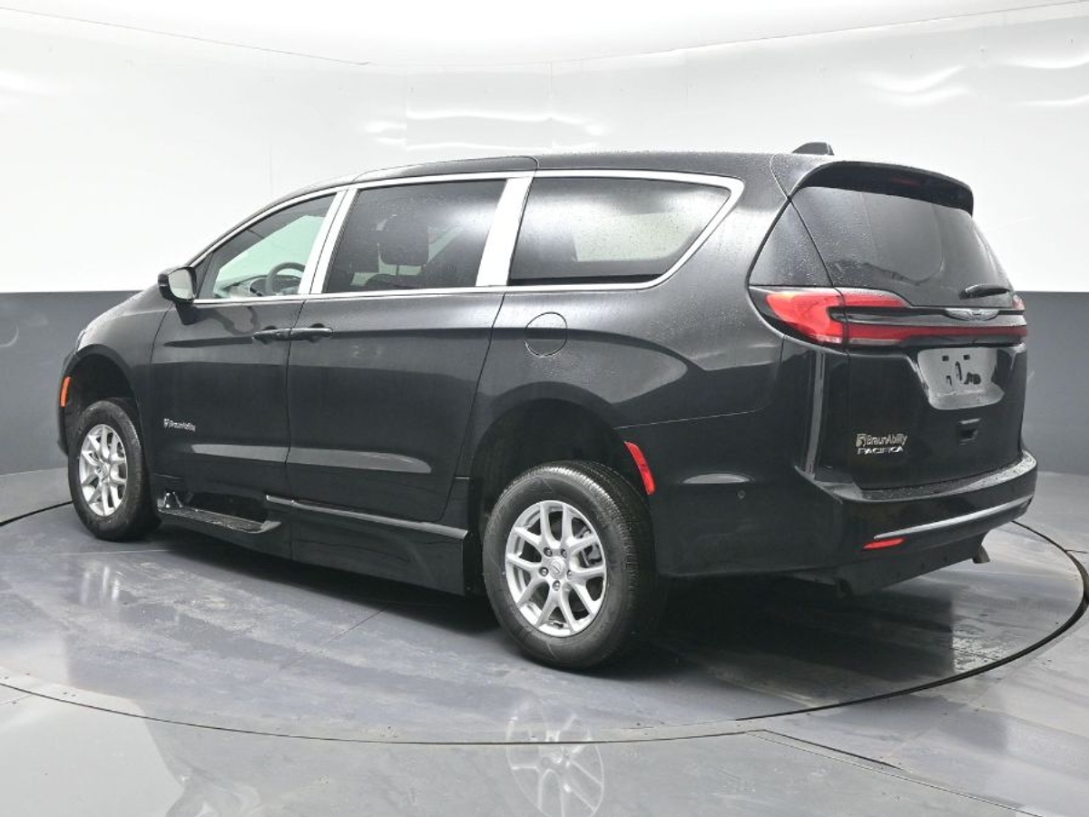 Black Chrysler Pacifica image number 4