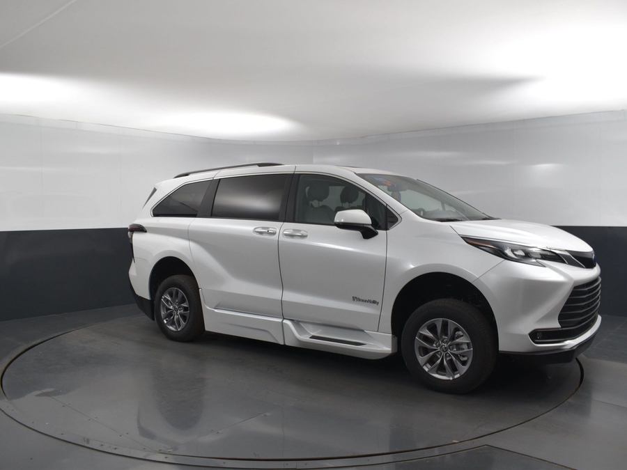 New 2025 Toyota Sienna Hybrid XLE Plus - BraunAbility Side Entry Entry Fold Out Automatic Ramp