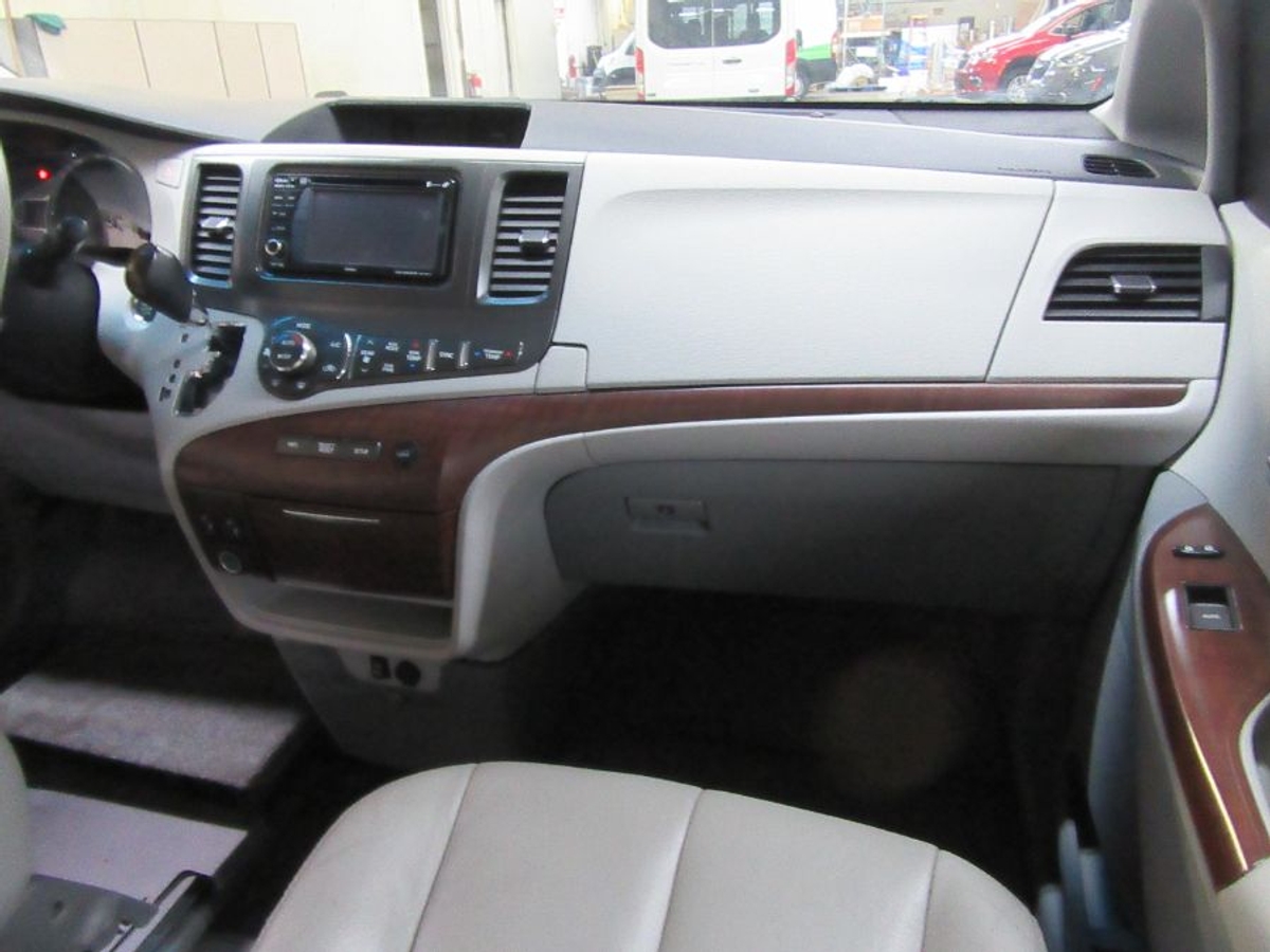 2014 TOYOTA SIENNA - Image 4