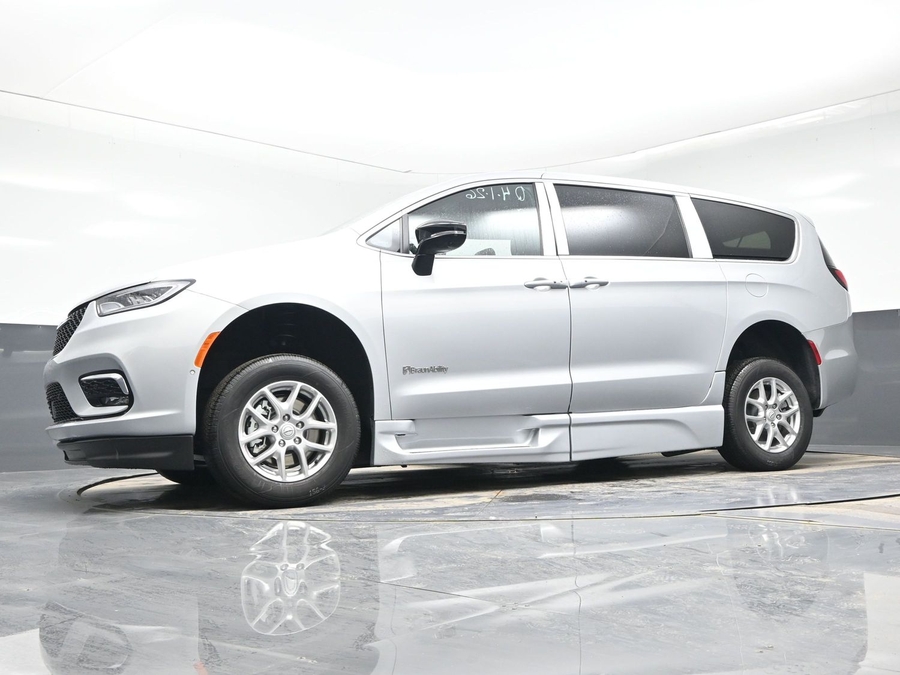 Silver Chrysler Pacifica image number 13