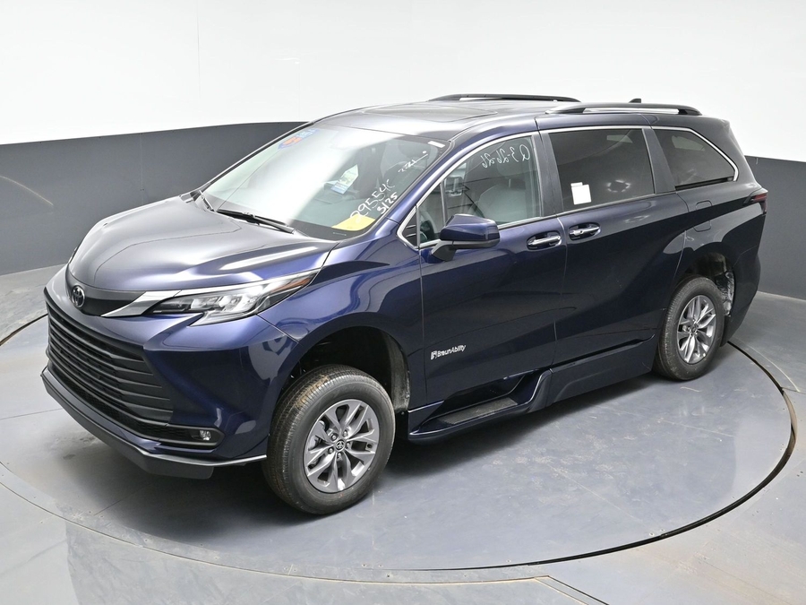 Blue Toyota Sienna image number 23