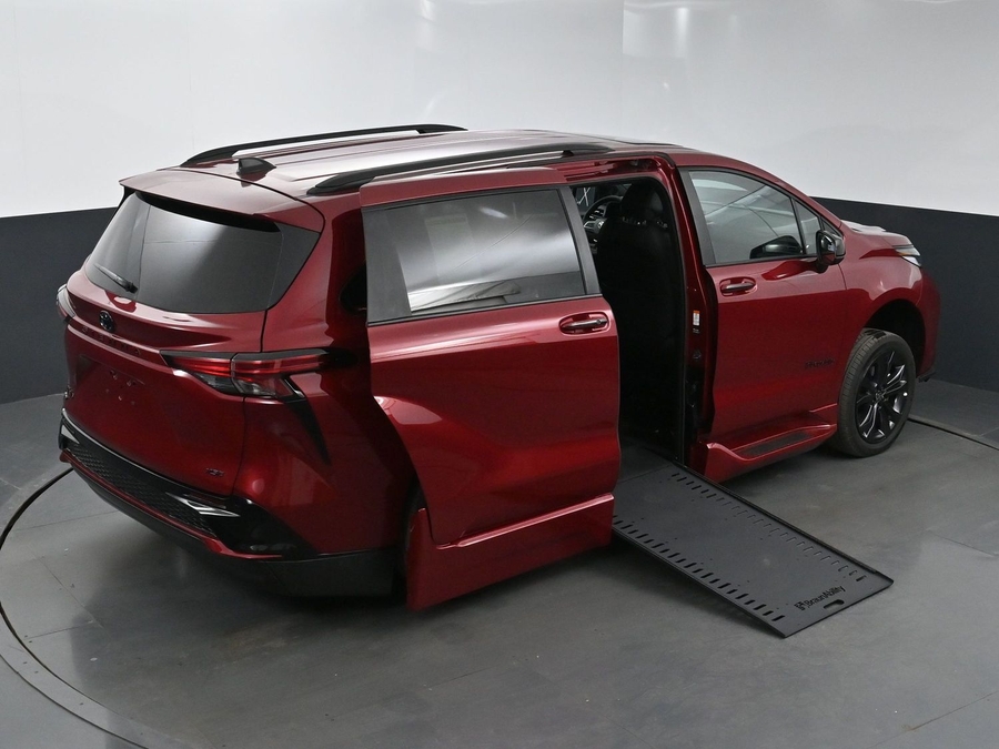 New 2025 Toyota Sienna Hybrid XSE Sport - BraunAbility Side Entry Entry In Floor Automatic Ramp