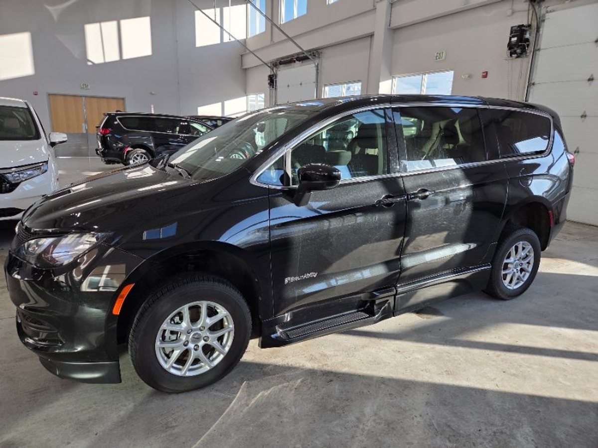2023 CHRYSLER VOYAGER - Image 1