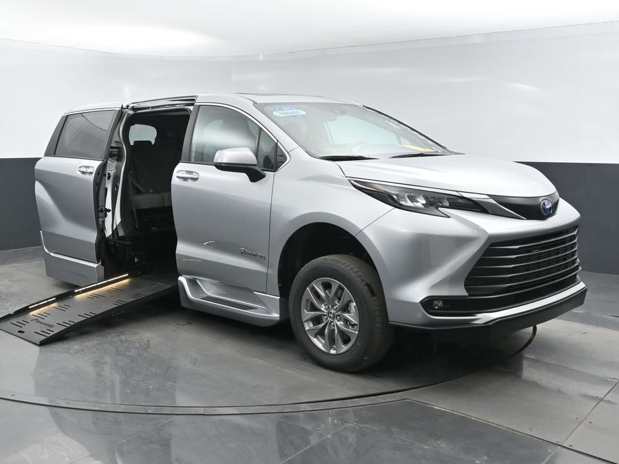 2025 Toyota Sienna XLE's photo