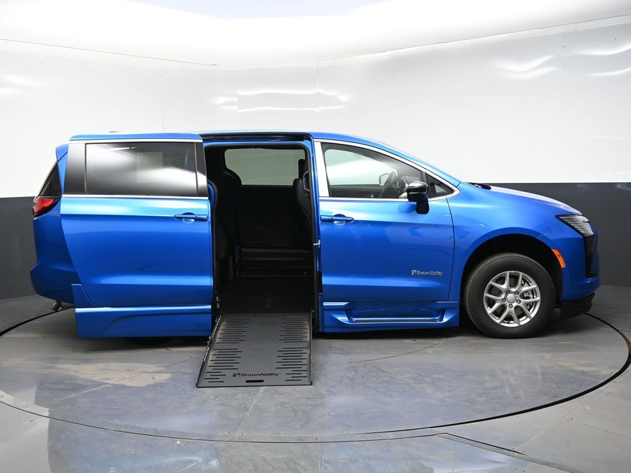 Blue Chrysler Pacifica image number 4