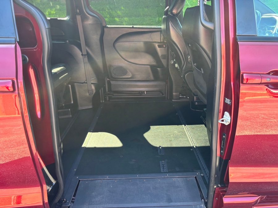 Used 2021 Chrysler Pacifica Touring L - BraunAbility Side Entry In Floor Automatic Ramp