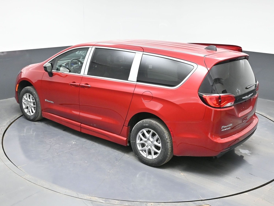 Red Chrysler Voyager image number 24