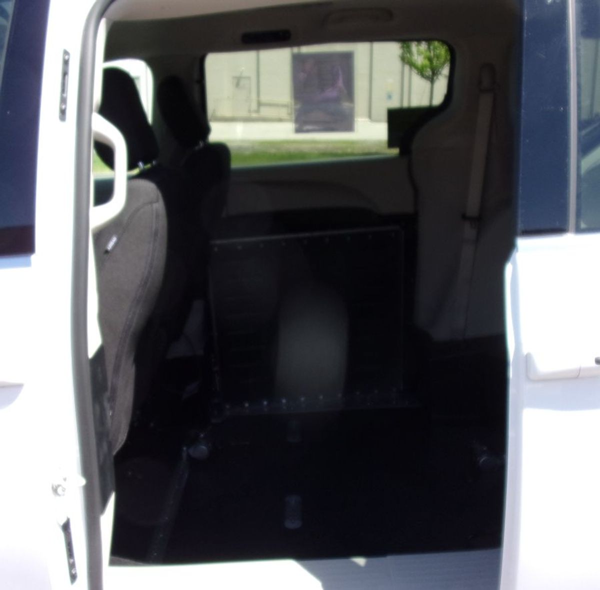White Chrysler Voyager image number 16