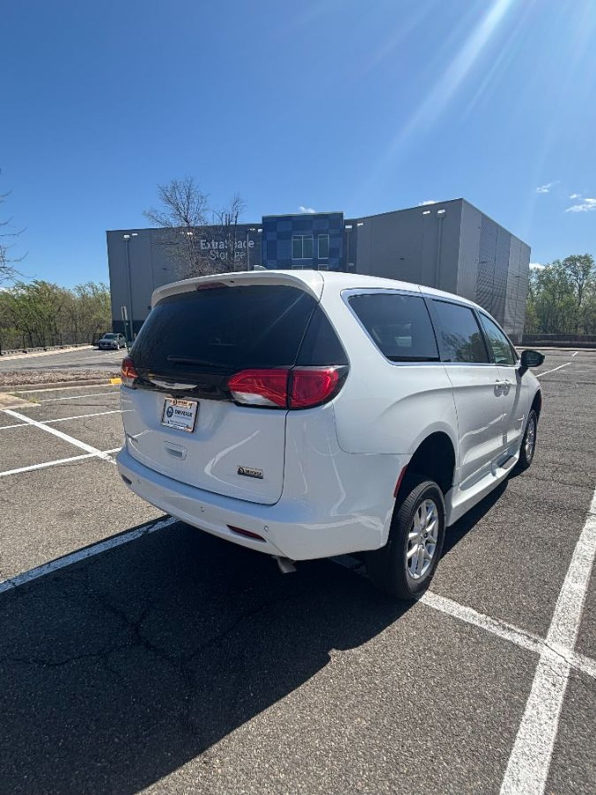 White Chrysler Voyager image number 11