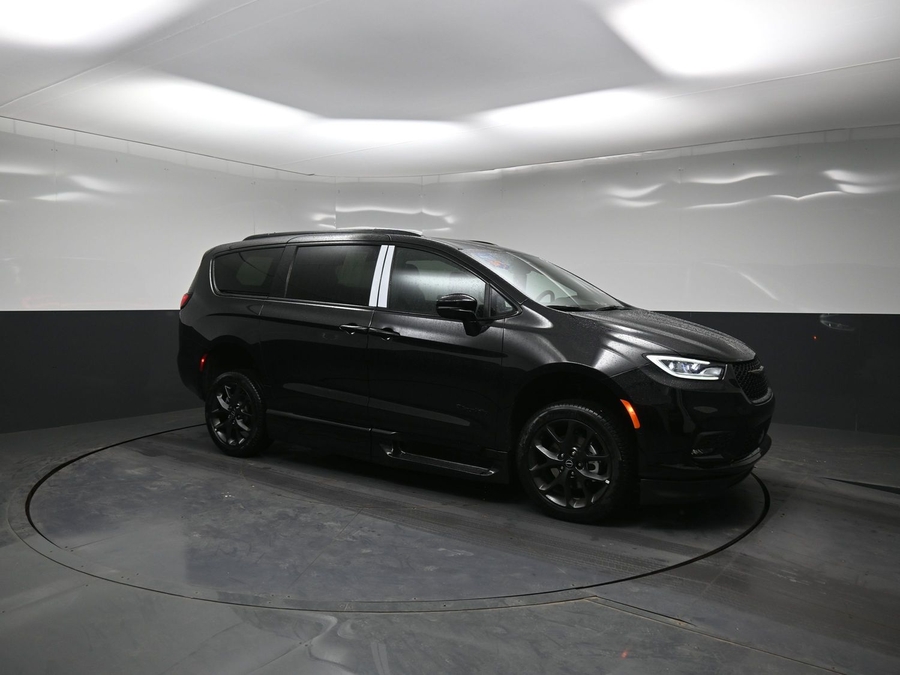 New 2026 Chrysler Pacifica Select Sport - BraunAbility Side Entry Entry Fold Out Automatic Ramp