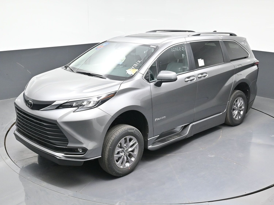 New 2026 Toyota Sienna Hybrid XLE Base - BraunAbility Side Entry Entry Fold Out Automatic Ramp