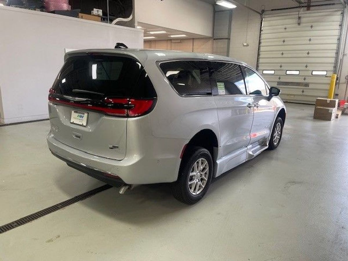 Silver Chrysler Pacifica image number 7