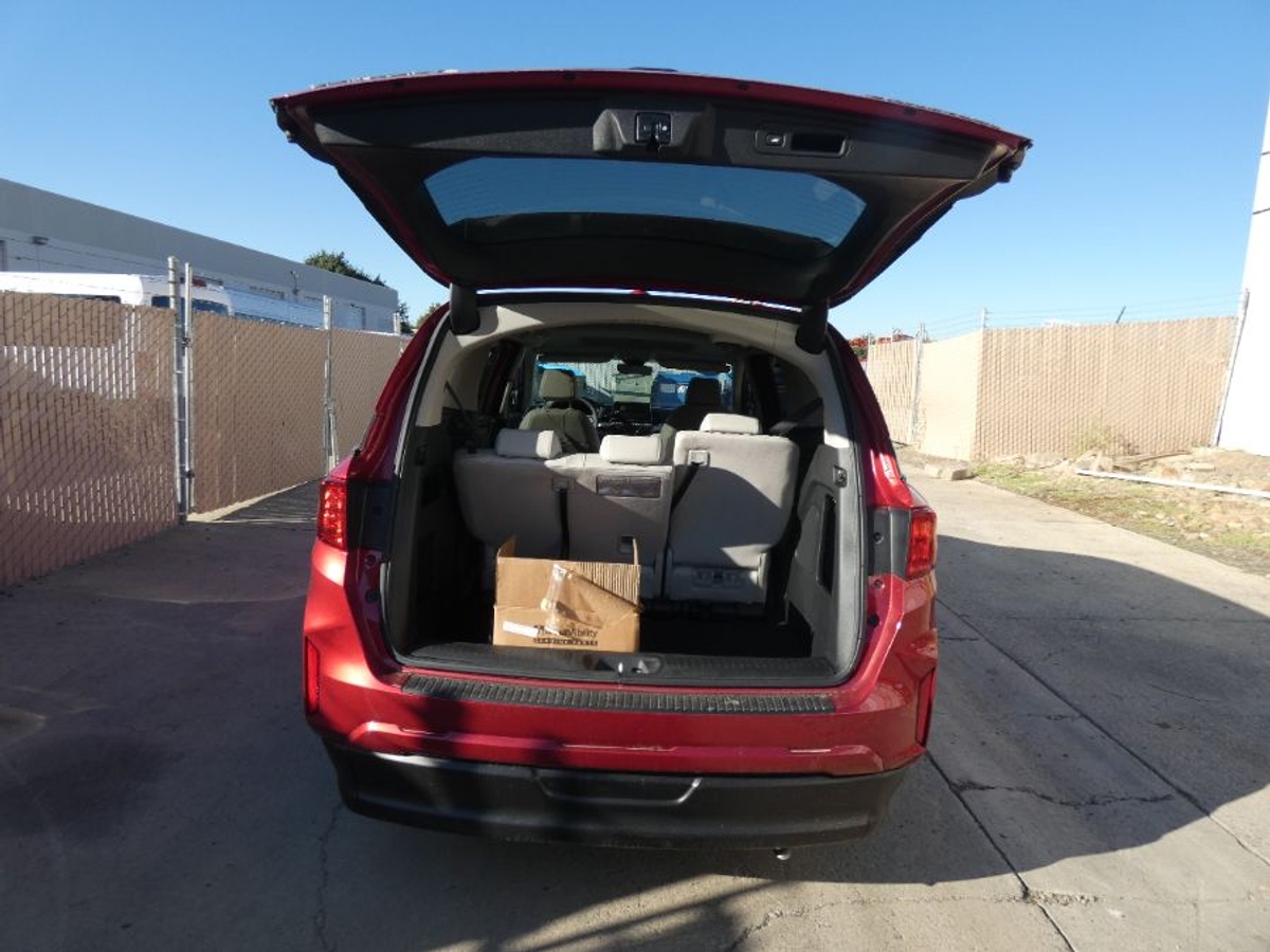 Red Honda Odyssey image number 17
