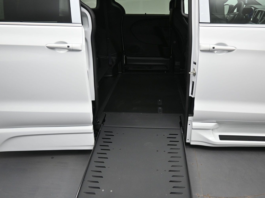 White Chrysler Pacifica image number 14