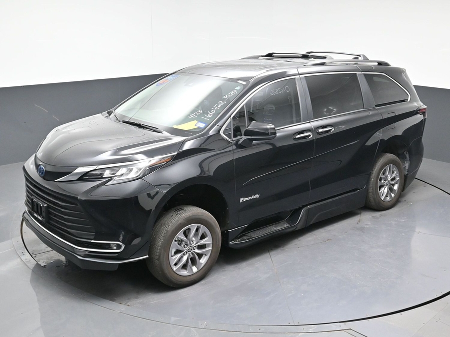 Used 2023 Toyota Sienna Hybrid XLE - BraunAbility Side Entry Entry Fold Out Automatic Ramp