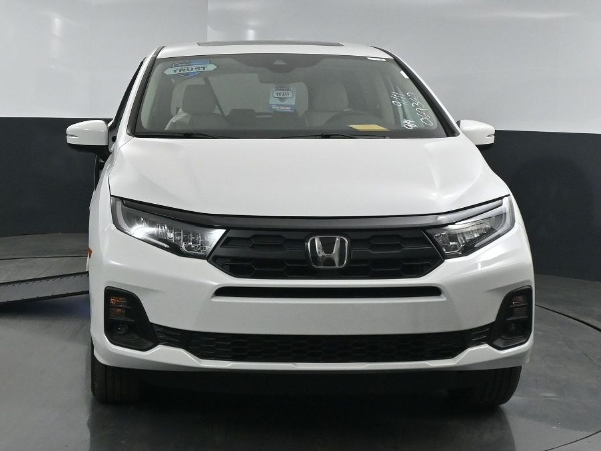 White Honda Odyssey image number 1