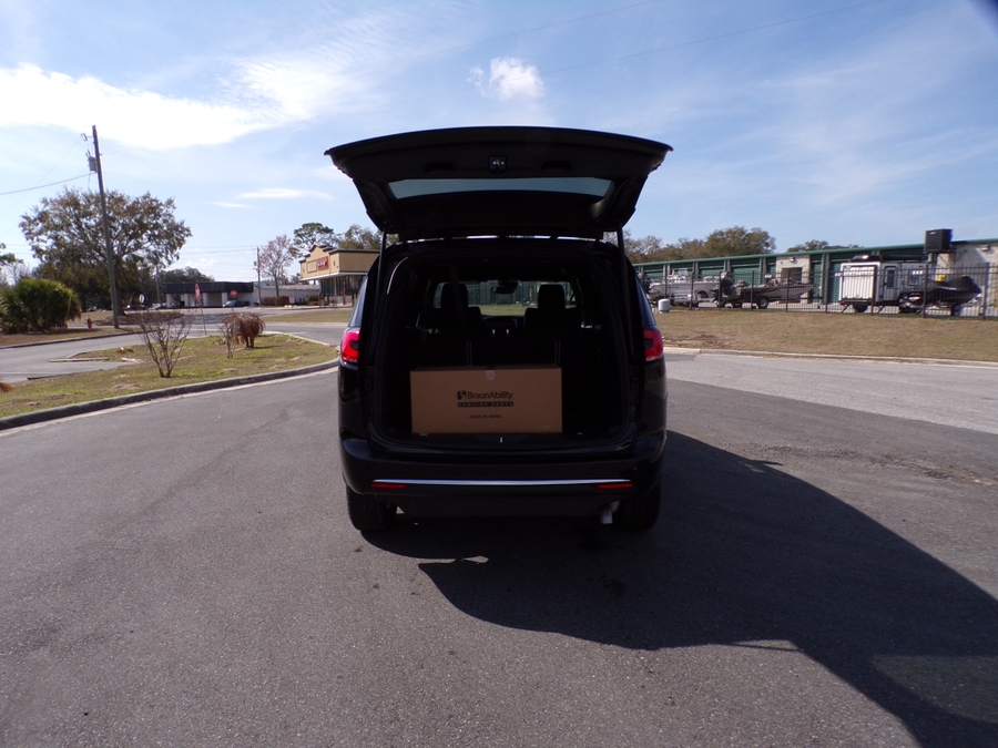 Black Chrysler Pacifica image number 32