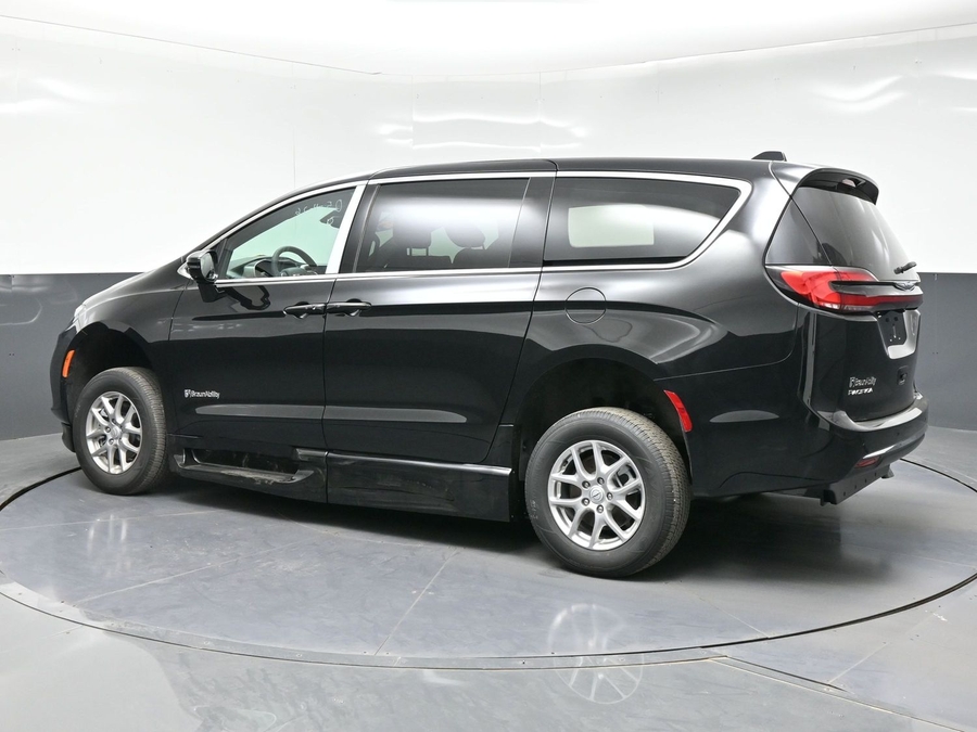 Black Chrysler Pacifica image number 3