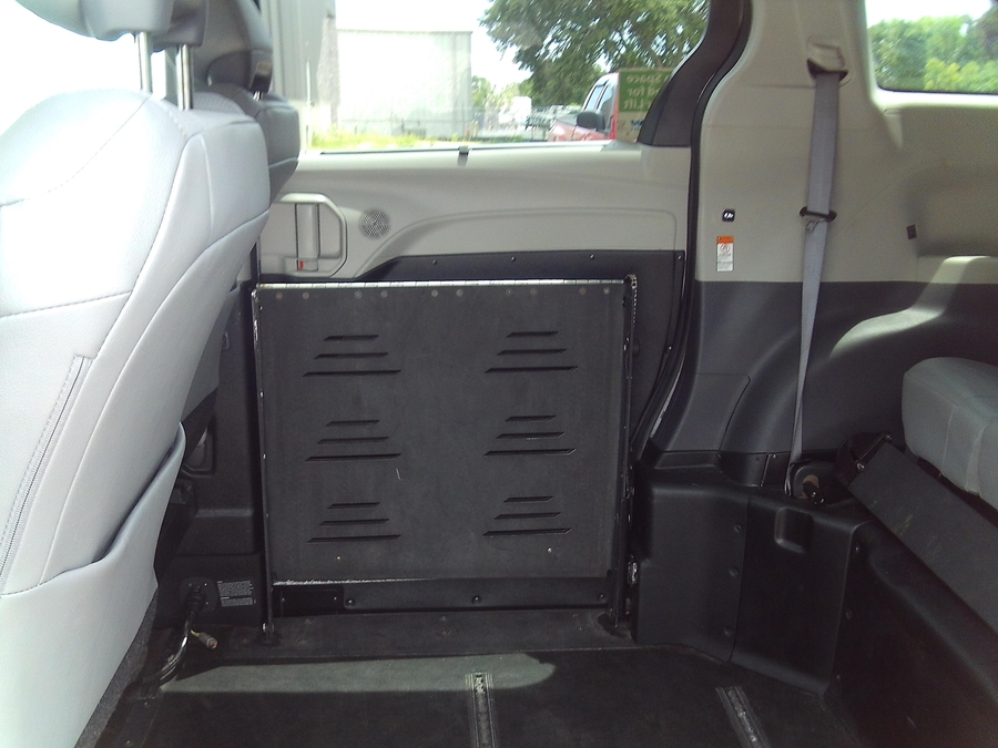 White Toyota Sienna image number 18
