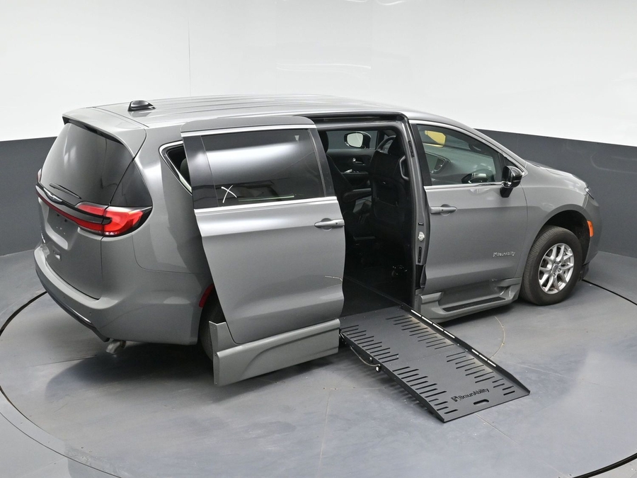 Used 2025 Chrysler Pacifica Select - BraunAbility Side Entry Entry Fold Out Automatic Ramp