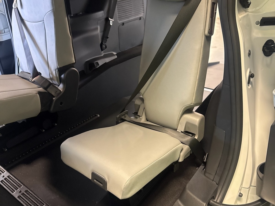 White Toyota Sienna image number 9