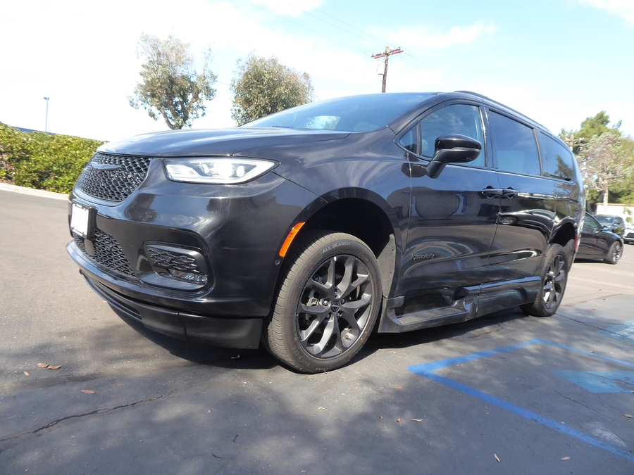 Used 2023 Chrysler Pacifica Touring L - BraunAbility Side Entry Fold Out Automatic Ramp