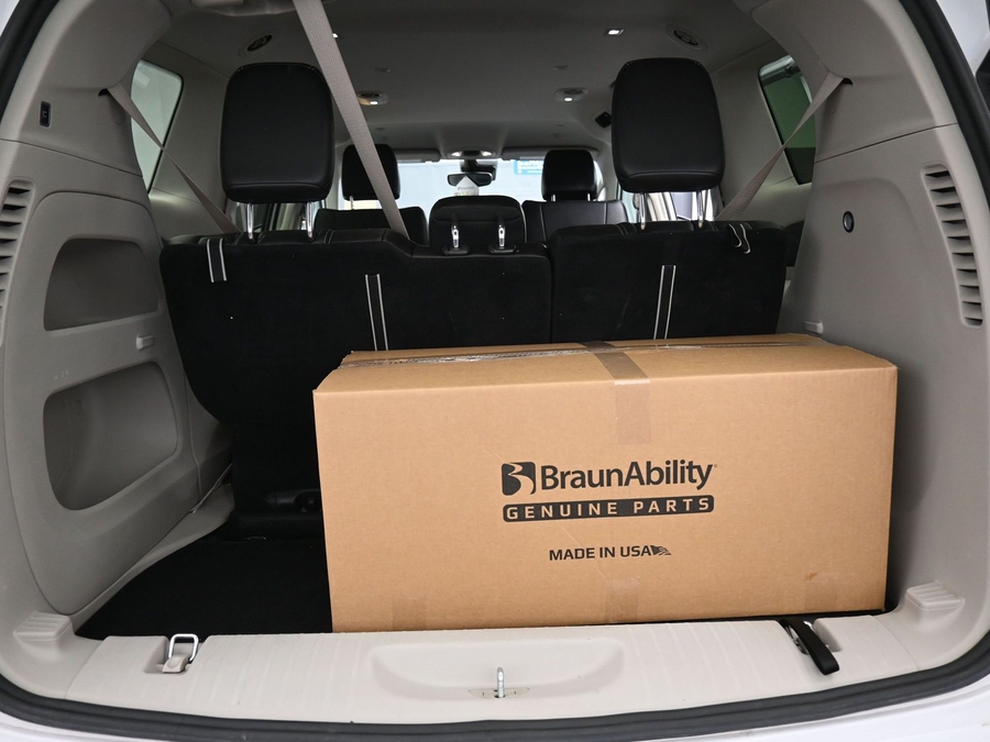 White Chrysler Pacifica image number 13