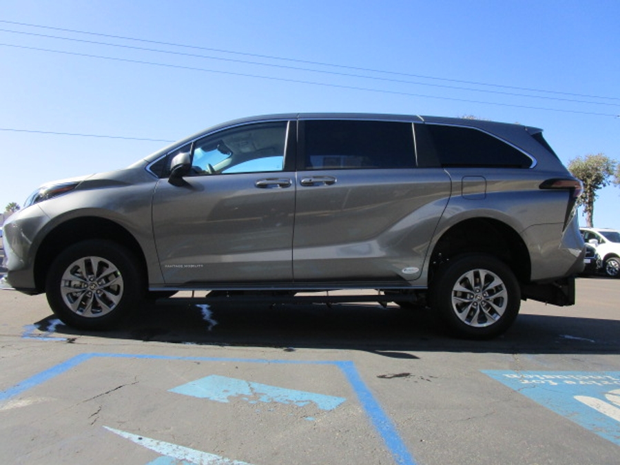 New 2026 Toyota Sienna Hybrid LE - Vantage Mobility Commercial Rear Entry Entry Fold Out Manual Ramp