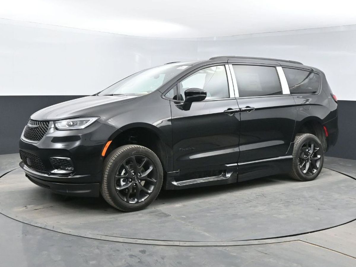 Black Chrysler Pacifica image number 19