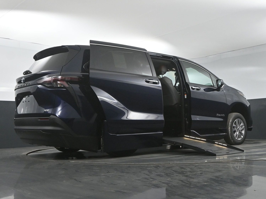 New 2025 Toyota Sienna Hybrid XLE Base - BraunAbility Side Entry Entry Fold Out Automatic Ramp