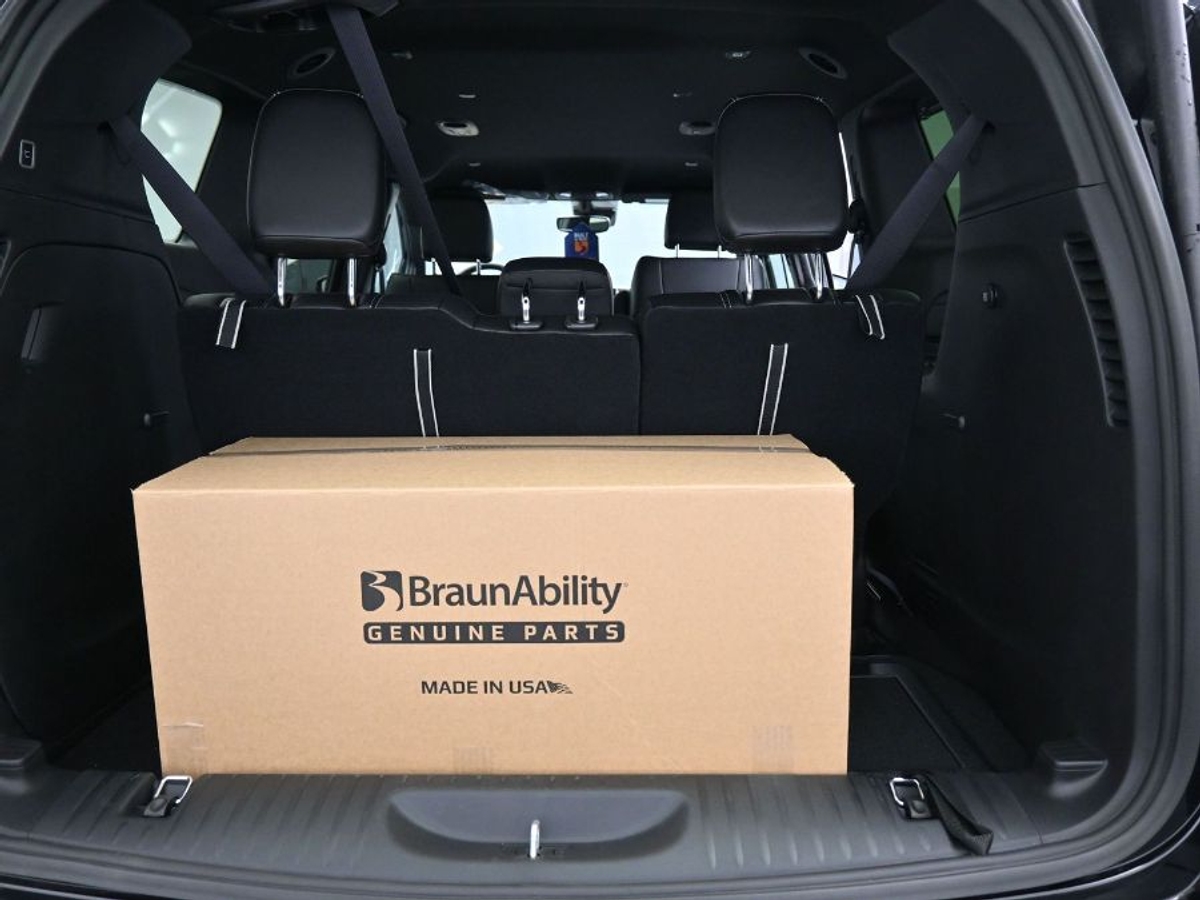 Black Chrysler Pacifica image number 13