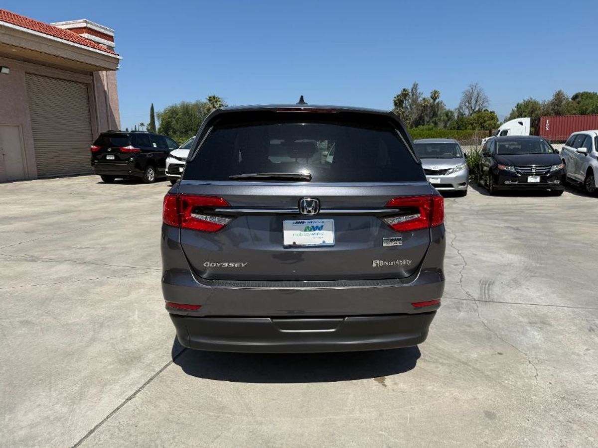 Grey Honda Odyssey image number 4